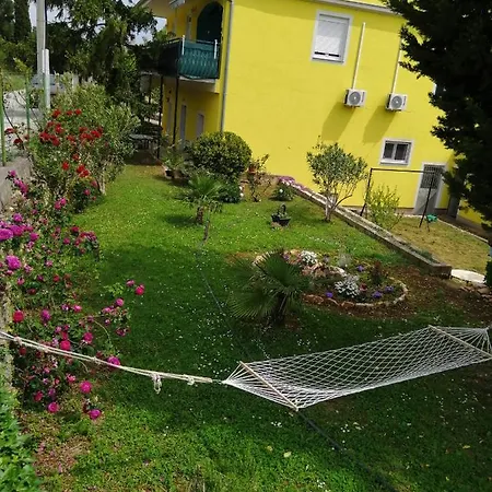 Floral Apartment Pula